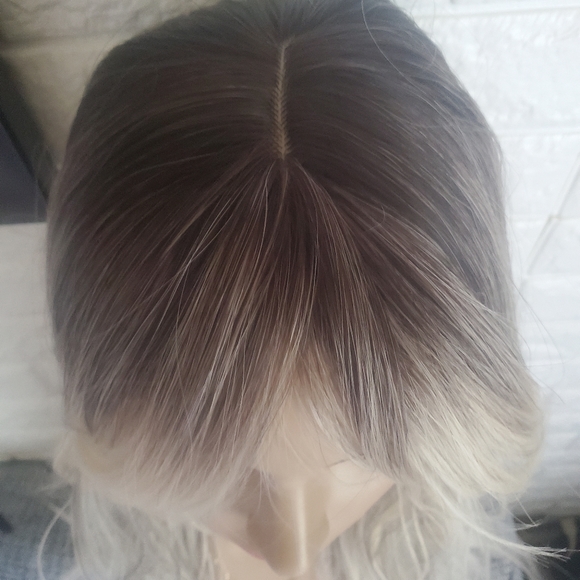 NWOT Ash Blonde Dark Rooted Synthetic Wig - Picture 3 of 15